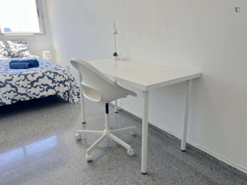 Big double bedroom with exterior view in Campus Blasco Ibañez