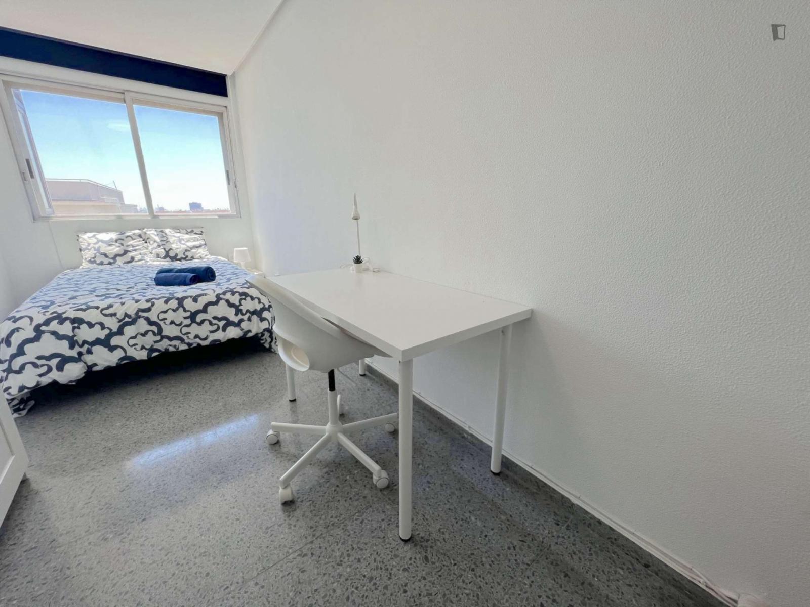 Big Double Bedroom With Exterior View In Campus Blasco Ibañez - Big double bedroom with exterior view in Campus Blasco Ibañez - Gallery - 1