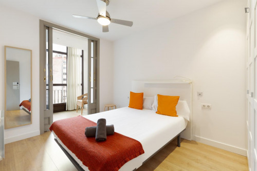 Spacious double bedroom in Barcelona city center close to Casa Milà