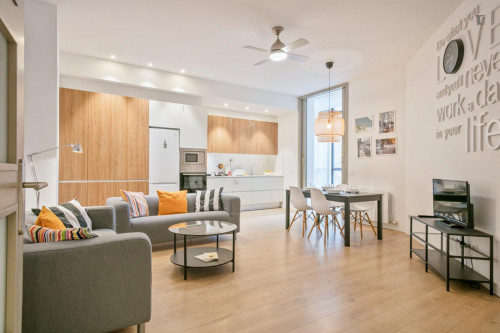 Spacious double bedroom in Barcelona city center close to Casa Milà