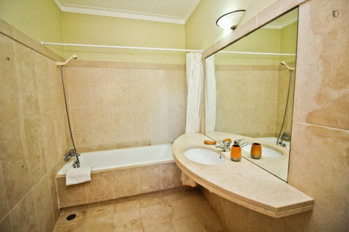 Charming twin bedroom next to Lagos train station