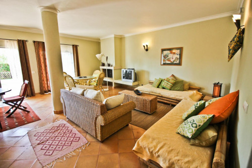 Charming twin bedroom next to Lagos train station