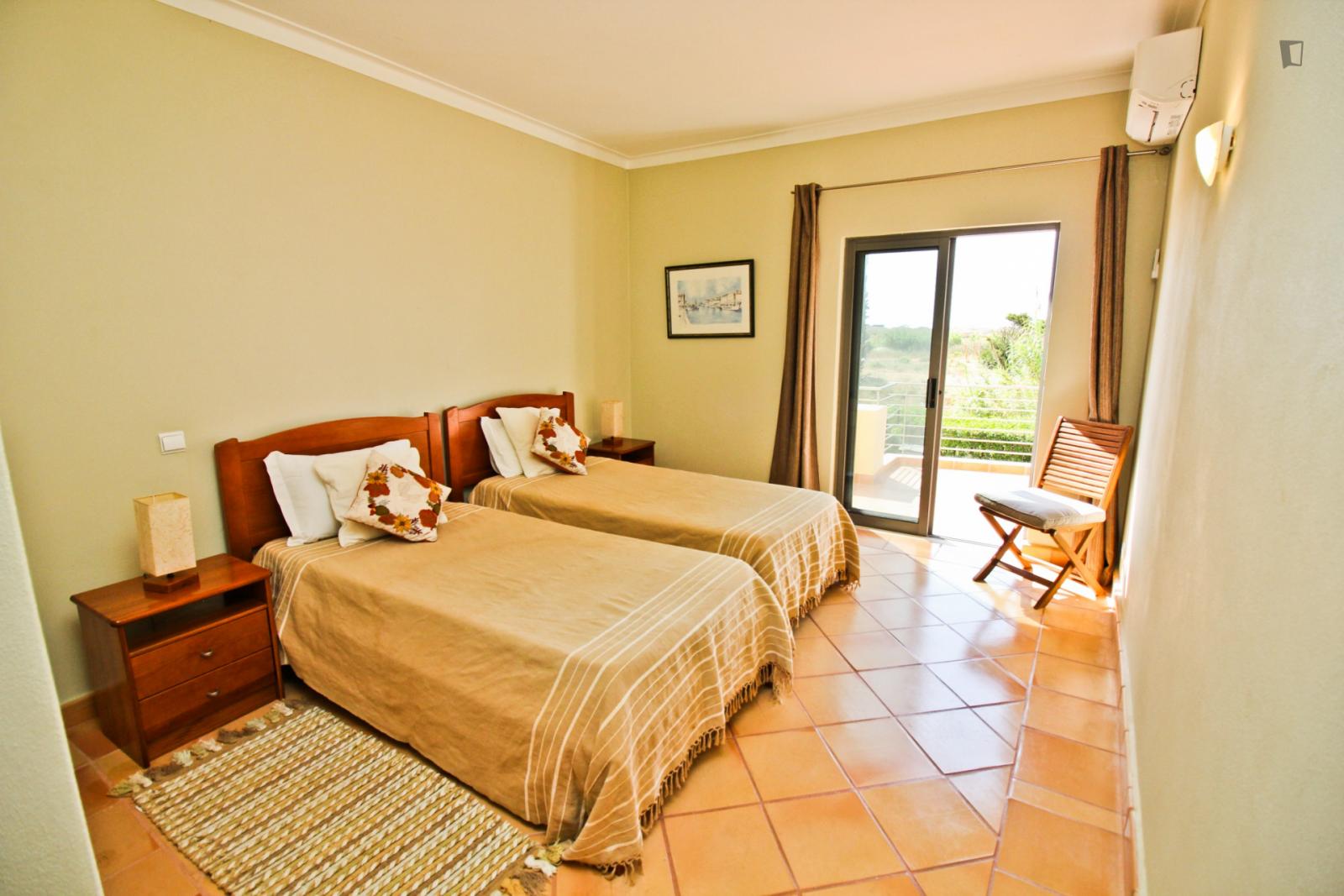  Charming Twin Bedroom Next To Lagos Train Station  -  Charming twin bedroom next to Lagos train station  - Gallery -  1