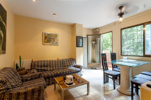 Single bedroom in 3-bedroom apartment