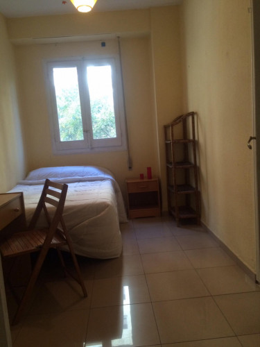 Single bedroom in 3-bedroom apartment