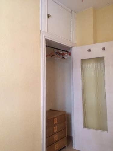 Single bedroom in 3-bedroom apartment