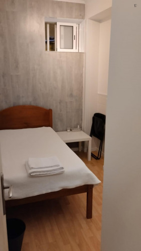 Cosy single bedroom near the Arroios metro