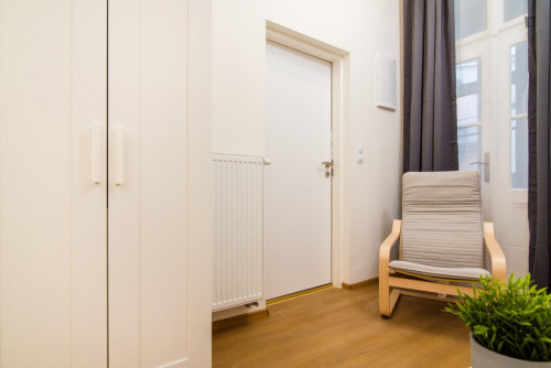 Cute single bedroom in a 5-bedroom apartment in Prague 2