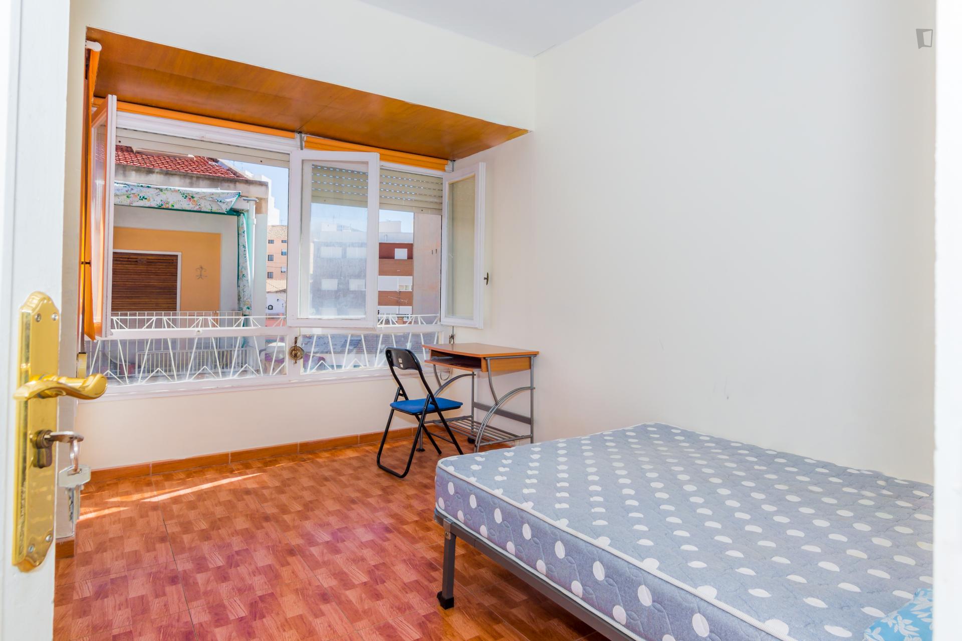 Bright double bedroom near Parc del Tossal