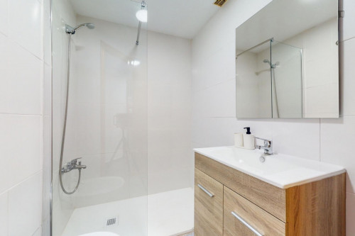 Attractive single ensuite bedroom in a property with balcony - Gallery - 11