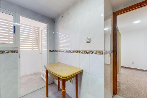 Attractive single ensuite bedroom in a property with balcony - Gallery - 6
