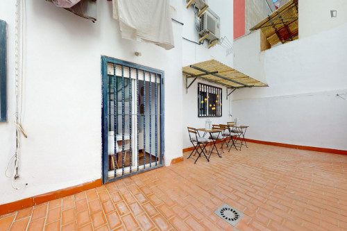 Attractive single ensuite bedroom in a property with balcony - Gallery - 10