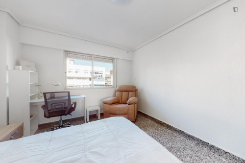 Appealing single bedroom
