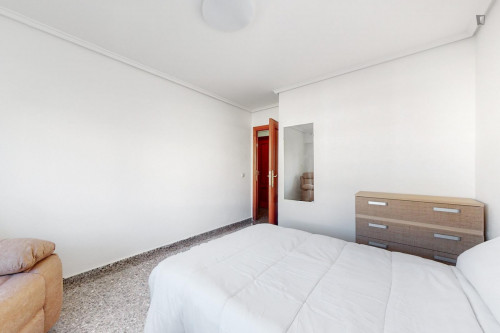 Appealing single bedroom