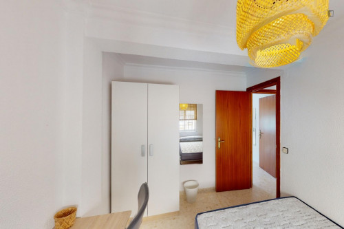 Attractive single bedroom