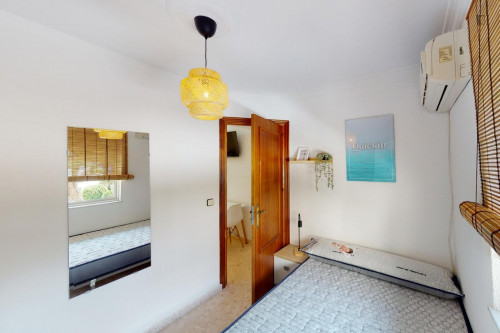 Cozy single bedroom
