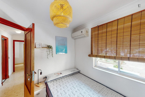 Cozy single bedroom