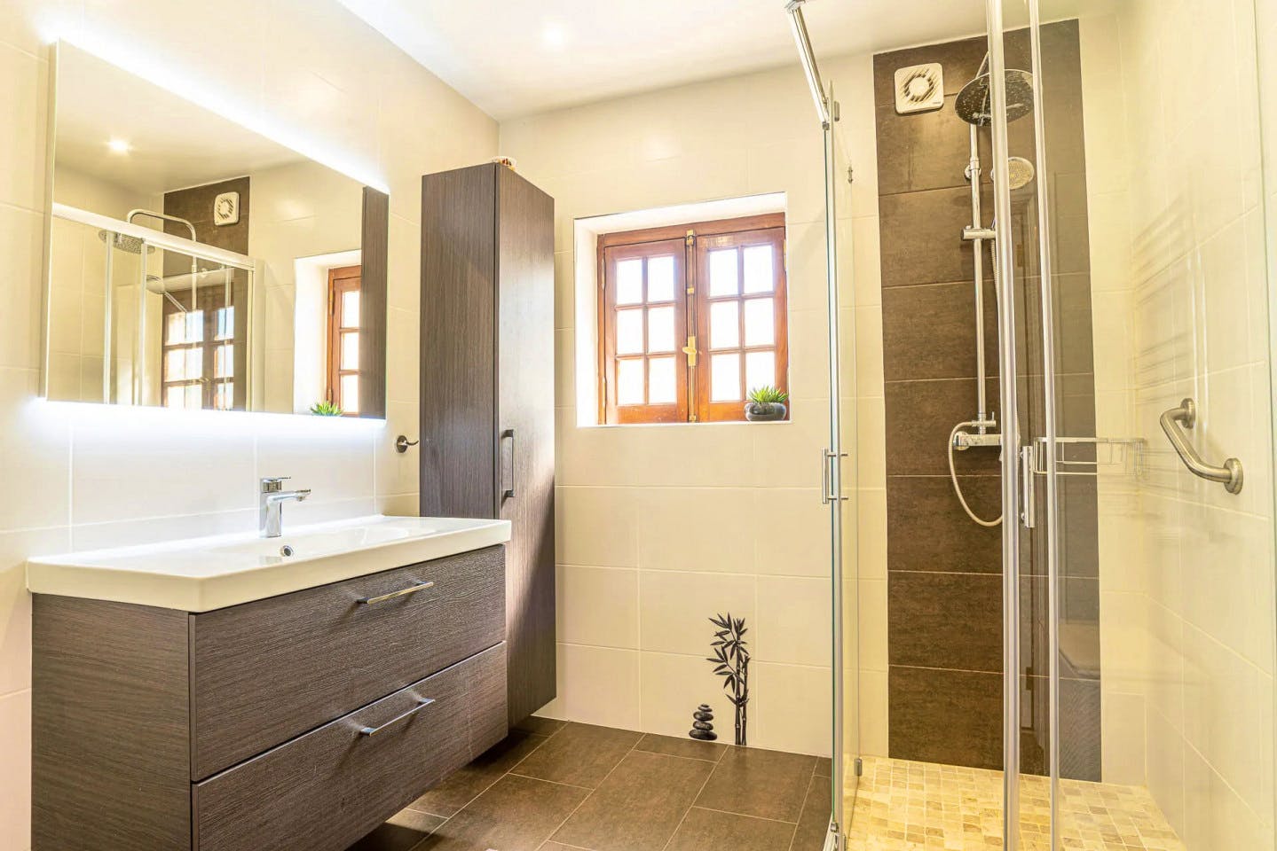  Private Ensuite  -  Vibrant Outstanding Complex w/ Pool  - Gallery -  1