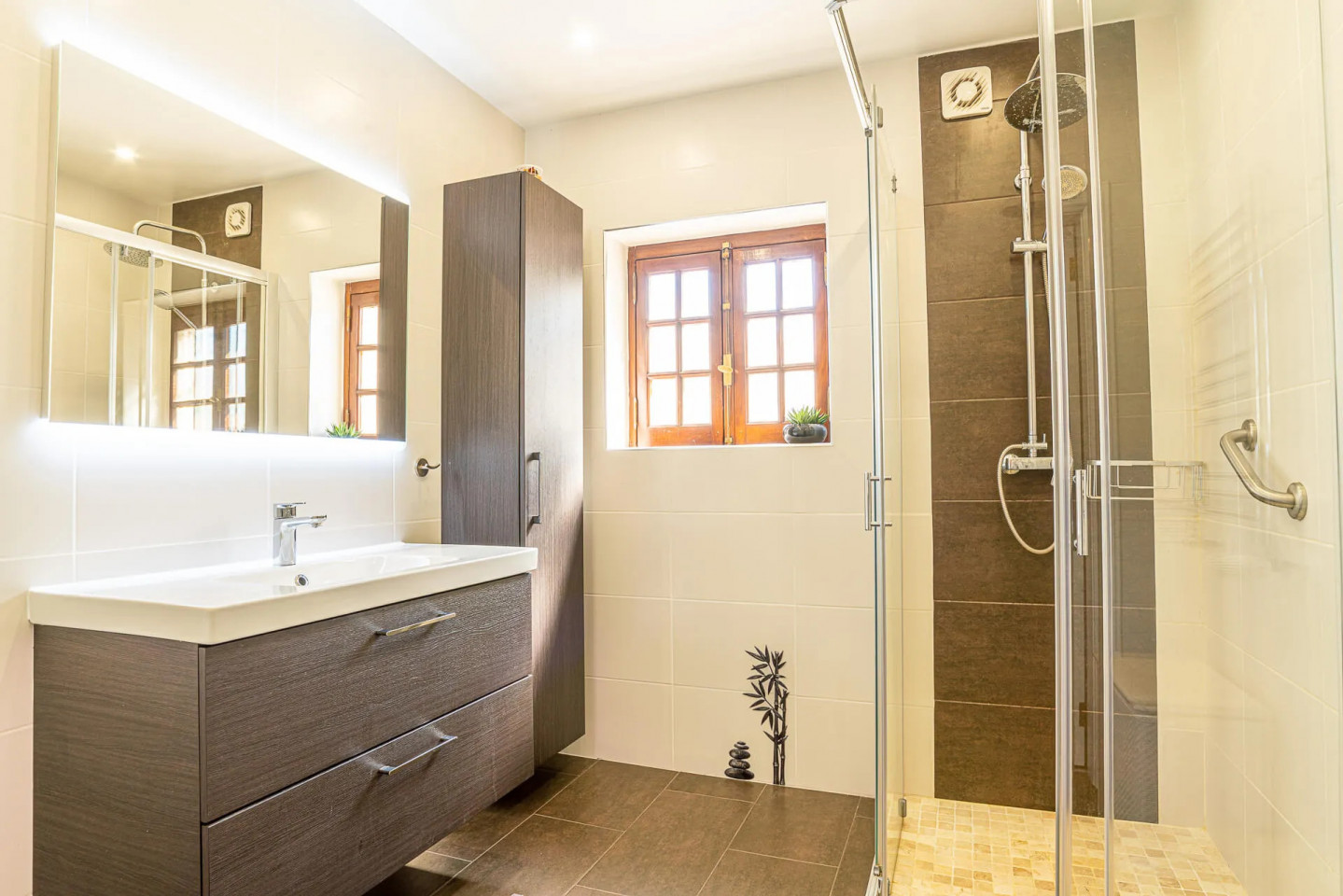  Private Ensuite  -  Vibrant Outstanding Complex w/ Pool  - Gallery -  9
