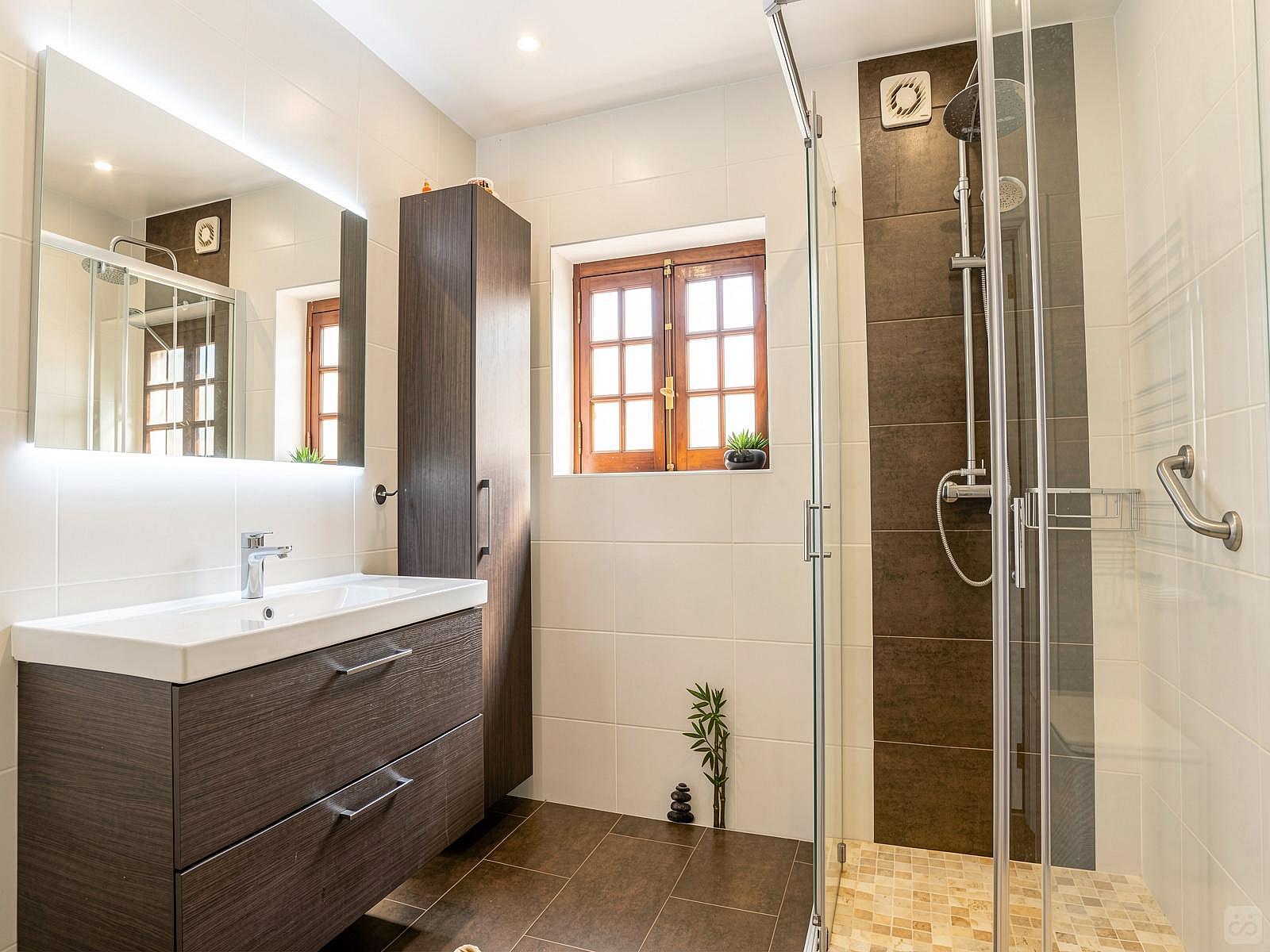  Private Ensuite  -  Vibrant Outstanding Complex w/ Pool  - Gallery -  3