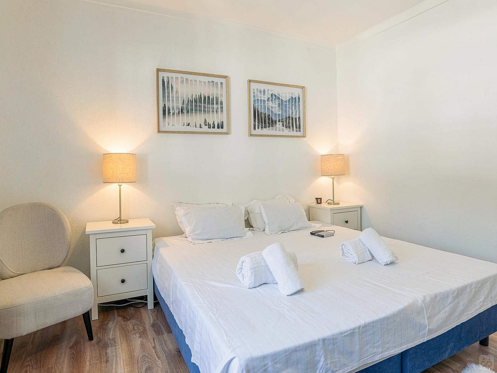  Private Ensuite  -  Vibrant Outstanding Complex w/ Pool  - Gallery -  2