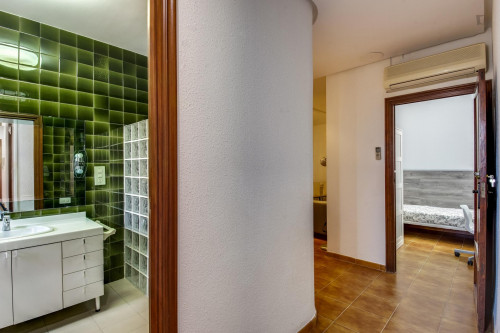 Spacious double bedroom in a student flat, in Ciutat Vella - Gallery - 8
