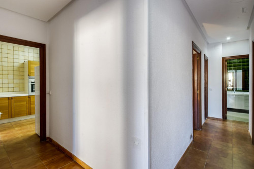 Spacious double bedroom in a student flat, in Ciutat Vella - Gallery - 3