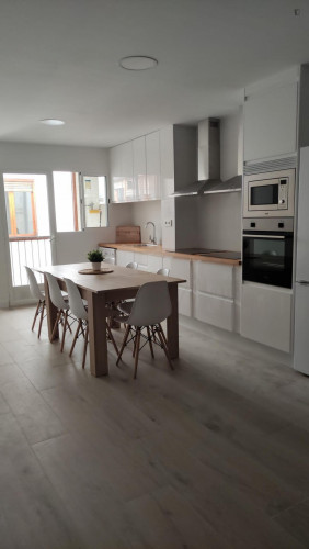 Appealing single bedroom in a property with balcony and outside area - Gallery - 8
