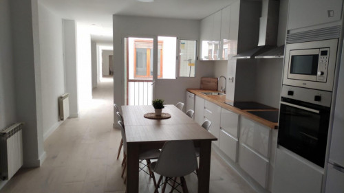 Appealing single bedroom in a property with balcony and outside area - Gallery - 6