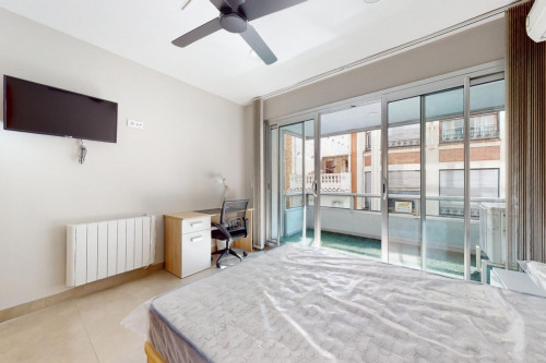 Attractive single bedroom with balcony