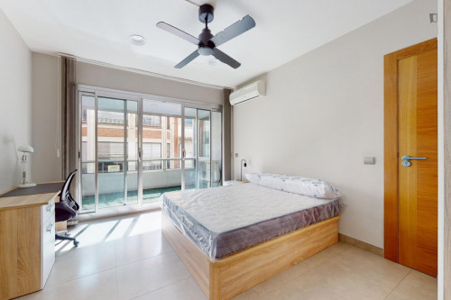 Attractive single bedroom with balcony