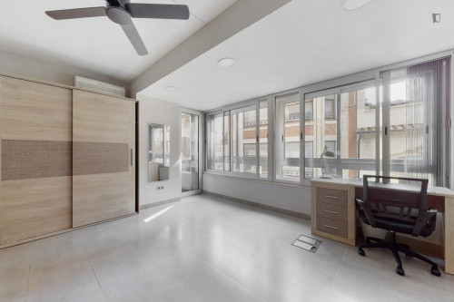 Large Appealing single bedroom