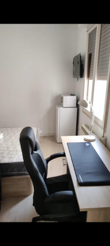 Attractive single bedroom in a property with balcony and outside area