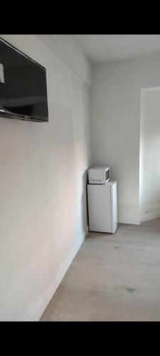 Attractive single bedroom in a property with balcony