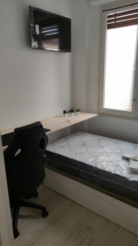 Cozy single bedroom in a property with balcony