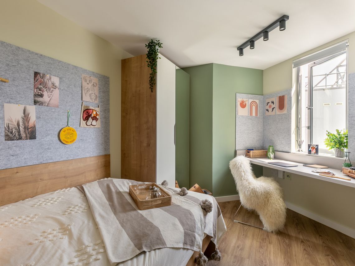  Large En-Suite  -  The Curve  - Gallery -  3