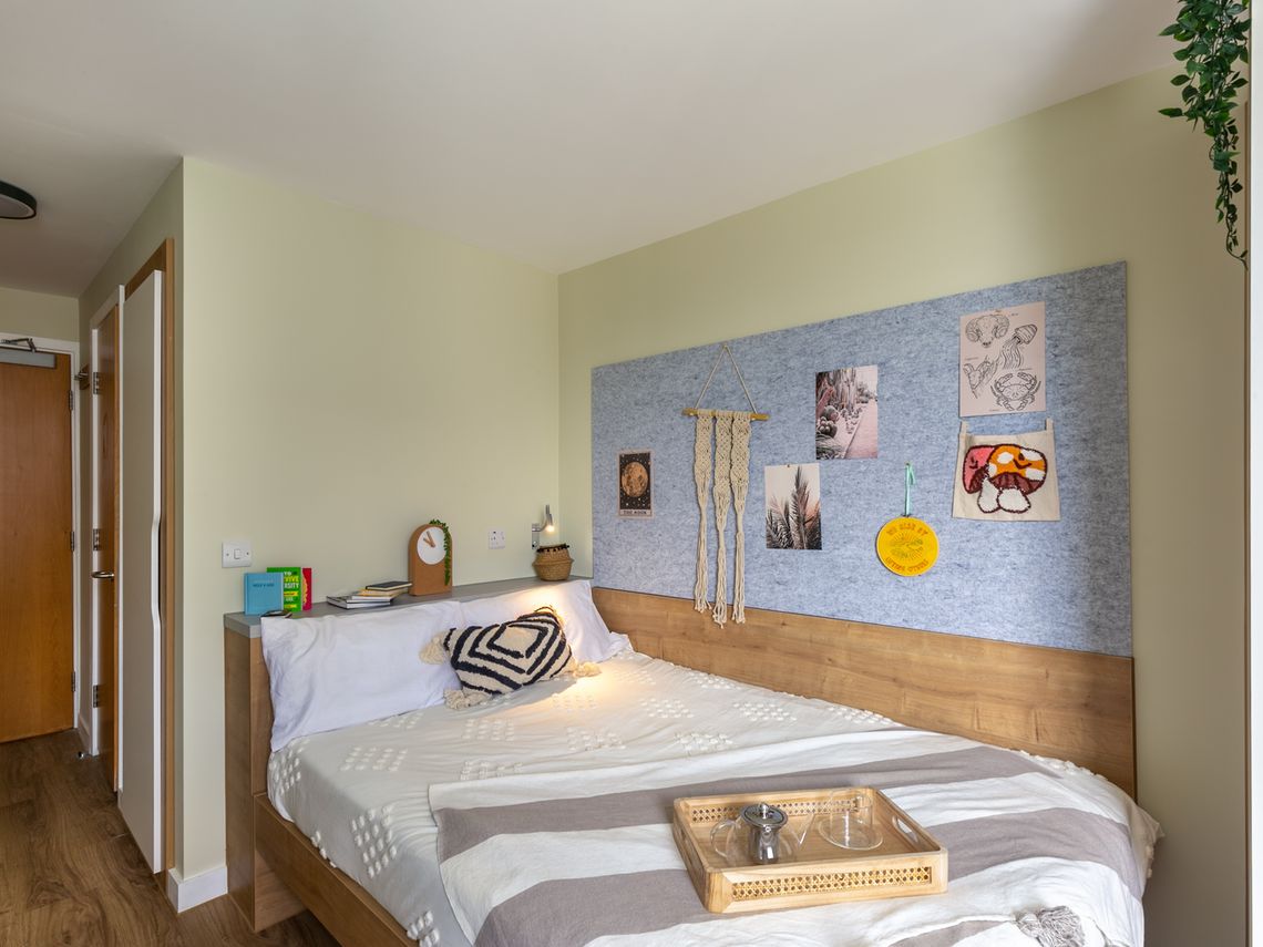  Large En-Suite  -  The Curve  - Gallery -  1