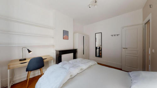 Comfy double bedroom close to Conservatoire Nadia et Lili Boulanger