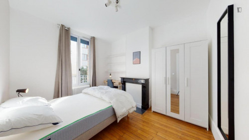 Comfy double bedroom close to Conservatoire Nadia et Lili Boulanger