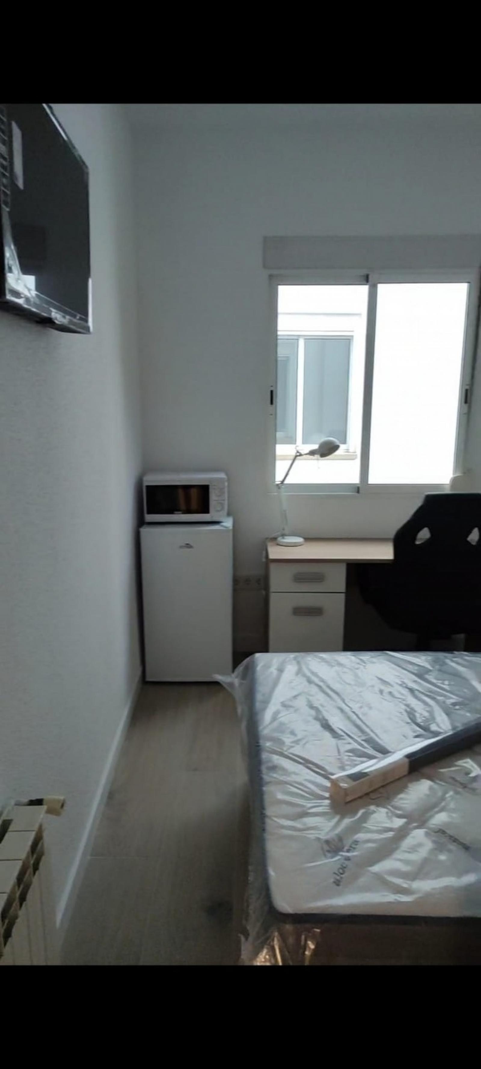 Attractive Single Bedroom In A Property With Balcony - 1