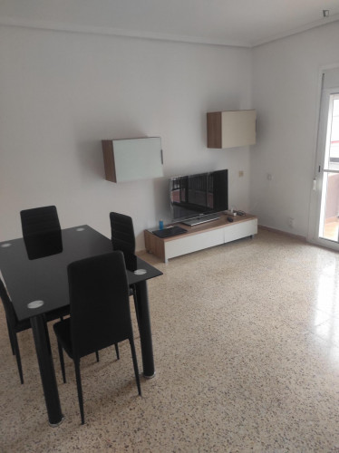 Multiple beds bedroom in 4-bedroom apartment - Gallery - 5