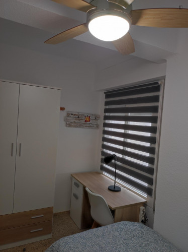 Multiple beds bedroom in 4-bedroom apartment
