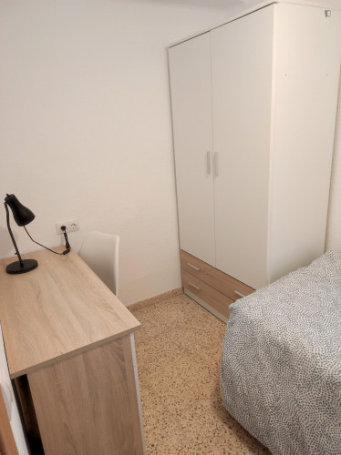 Single bedroom in 3-bedroom apartment