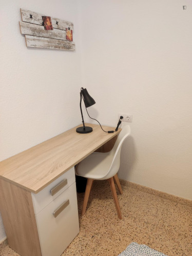 Single bedroom in 3-bedroom apartment