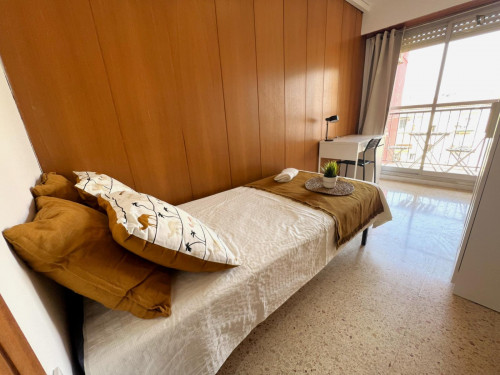 Cool ingle bedroom with balcony in Rascanya