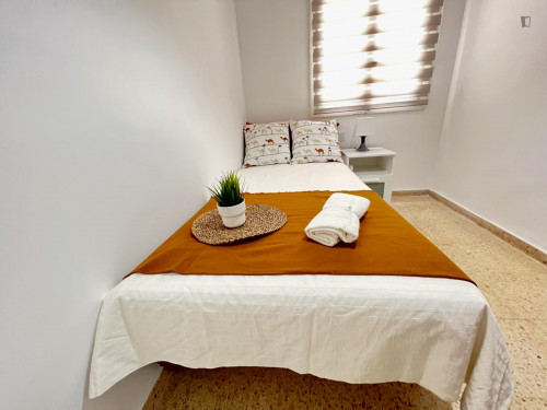 Neat single bedroom in a 5-bedroom apartment, in Rascanya