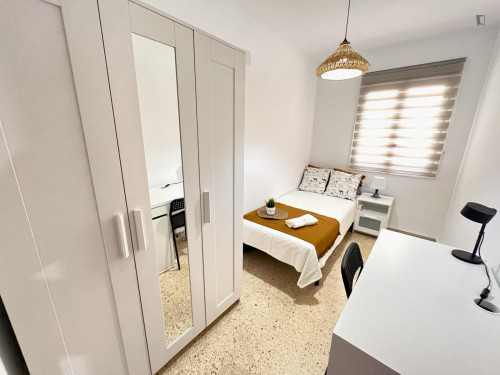Neat single bedroom in a 5-bedroom apartment, in Rascanya