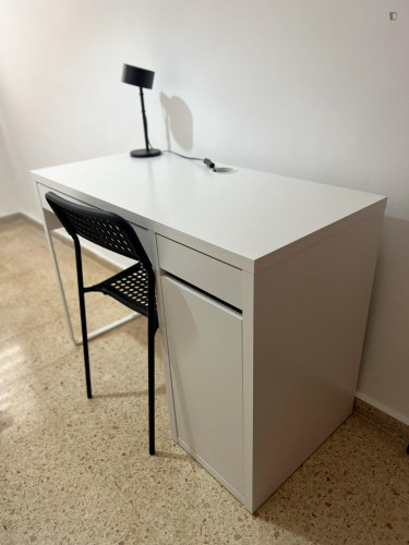 Neat single bedroom in a 5-bedroom apartment, in Rascanya