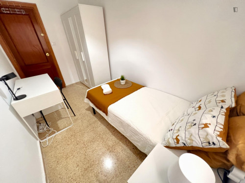 Neat single bedroom in a 5-bedroom apartment, in Rascanya