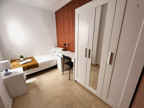 Cosy double bedroom not far from Machado metro station